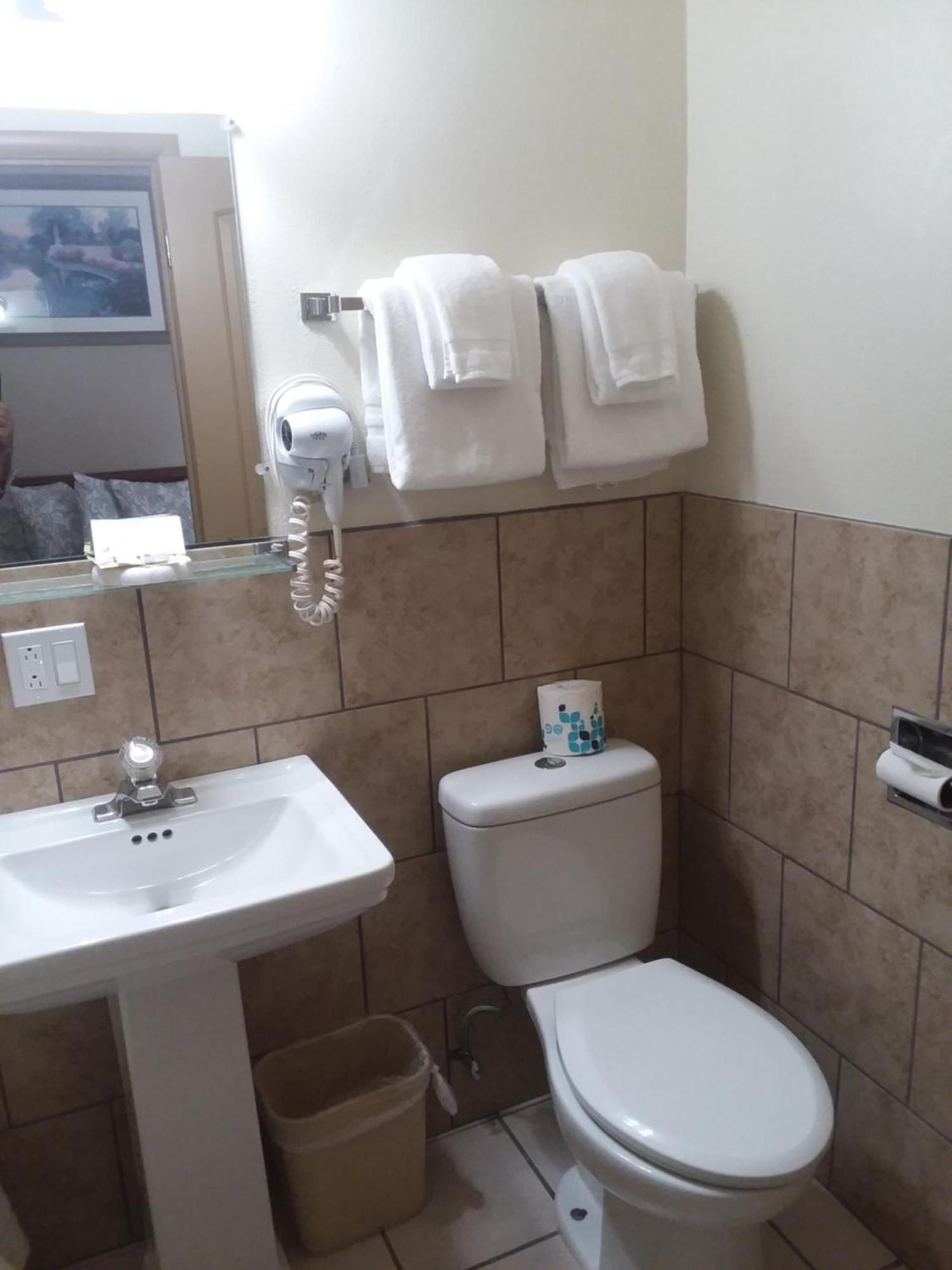 קנון סיטי Travel Inn Motel מראה חיצוני תמונה