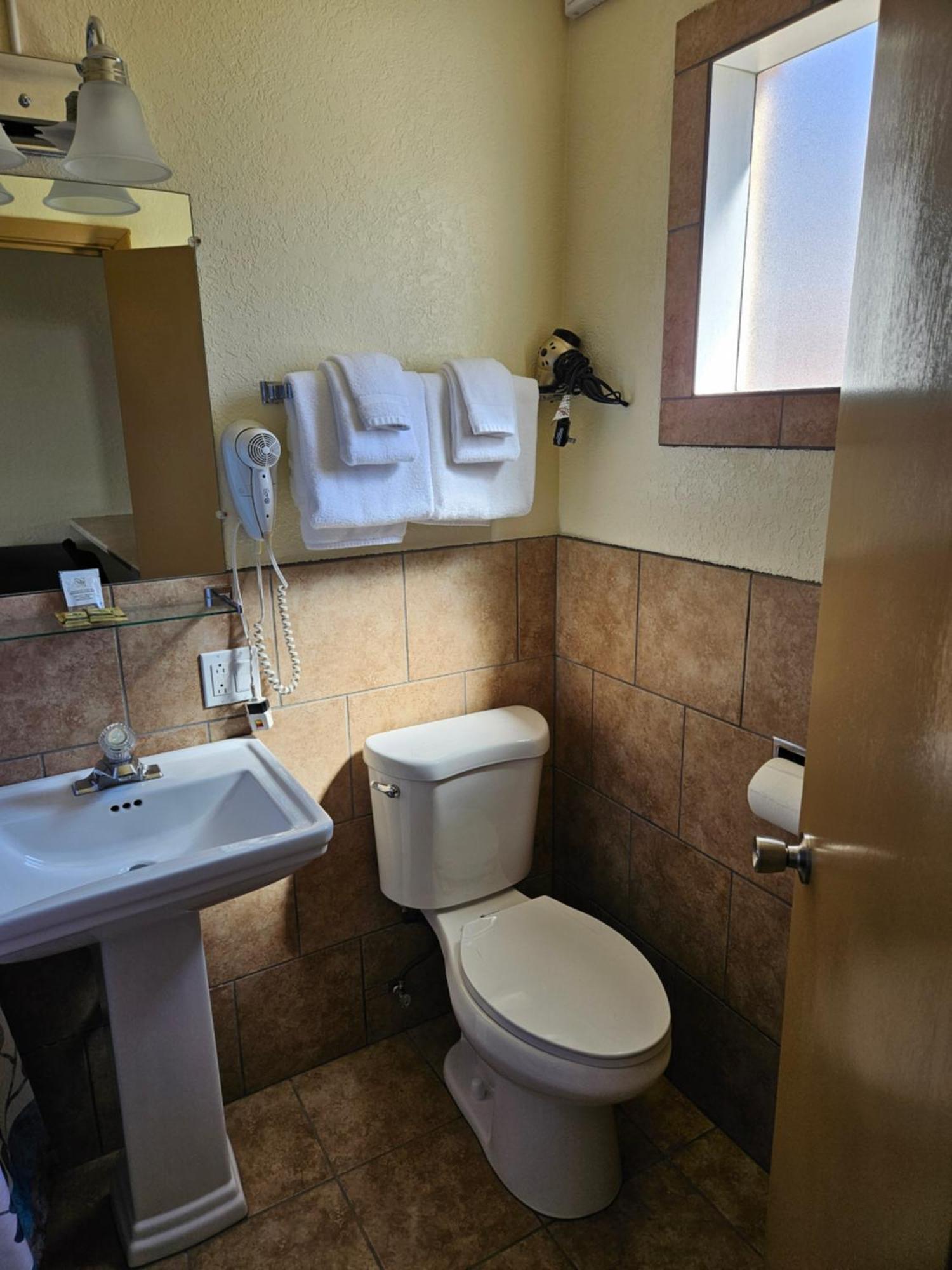 קנון סיטי Travel Inn Motel מראה חיצוני תמונה