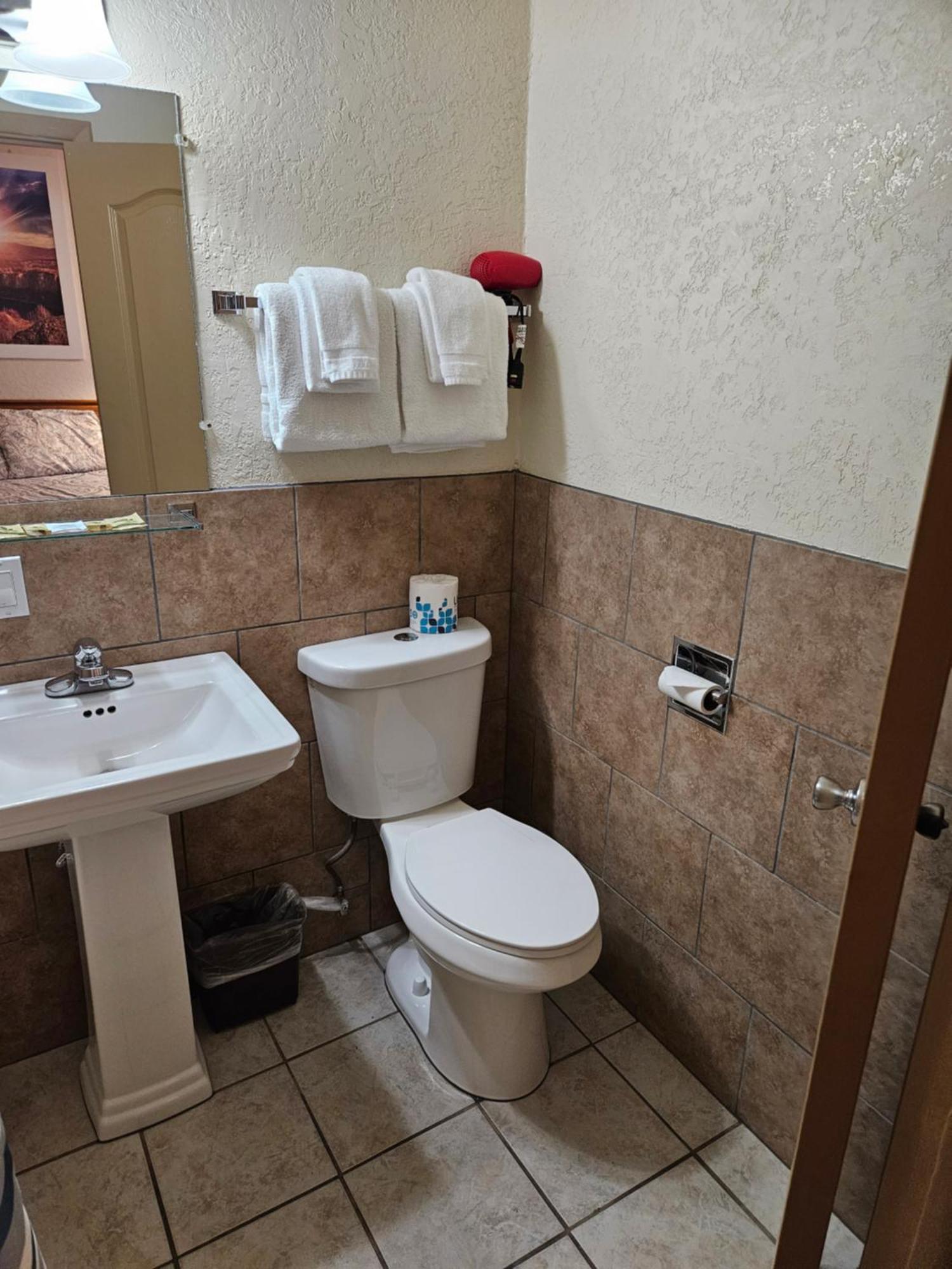 קנון סיטי Travel Inn Motel מראה חיצוני תמונה