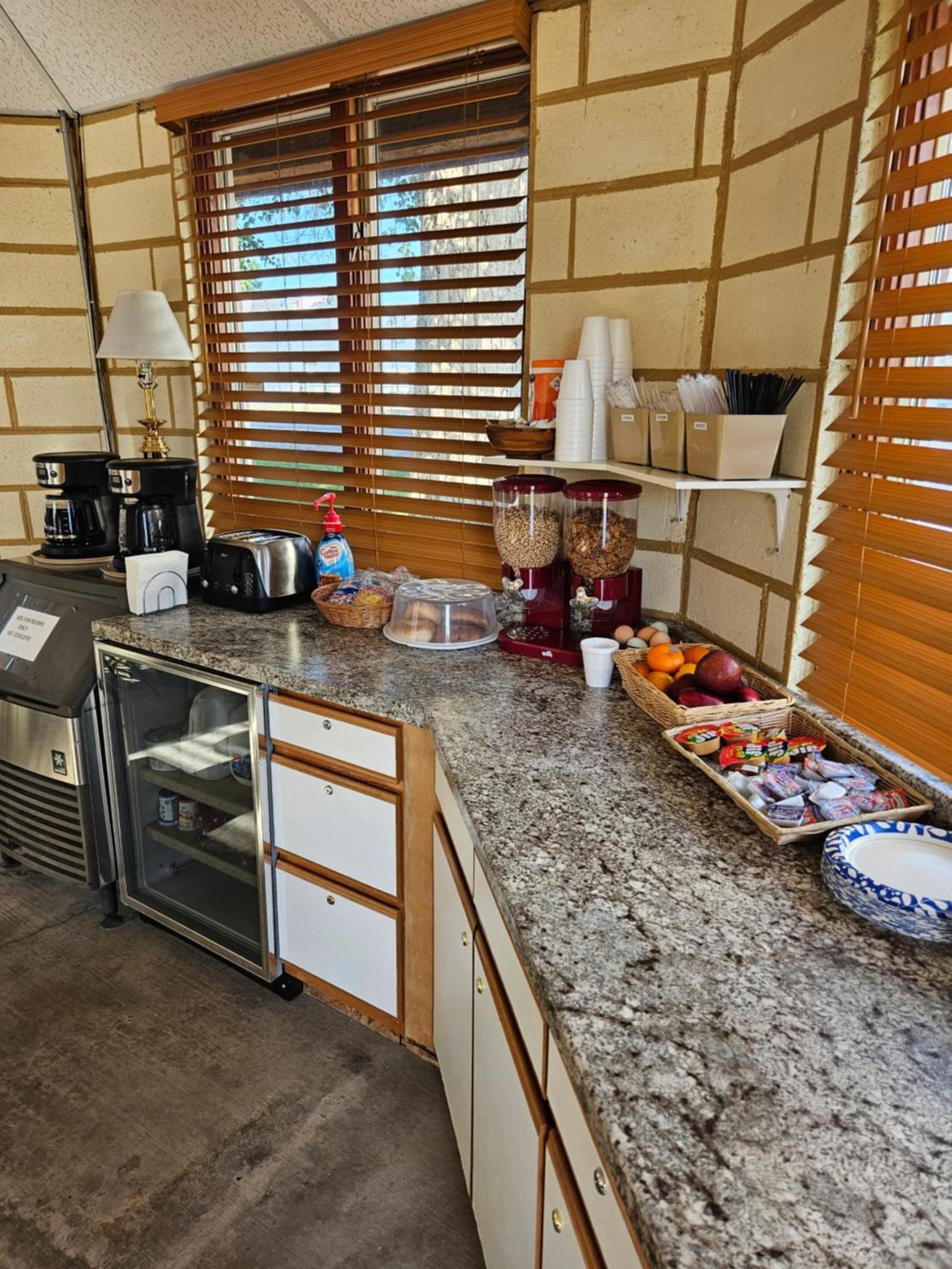 קנון סיטי Travel Inn Motel מראה חיצוני תמונה